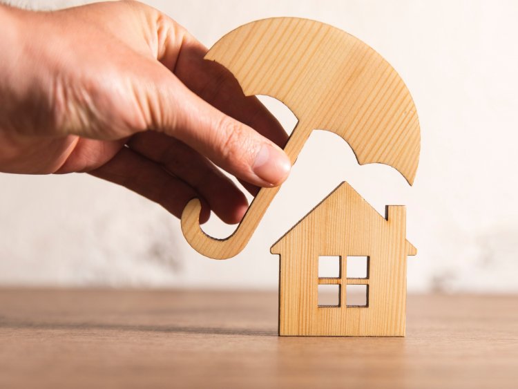 Comparaison des tarifs d'assurance habitation pour une maison et un appartement en France : lequel coûte le moins cher à superficie égale ?
